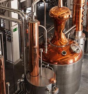 厨房里的一堆管道和一台机器