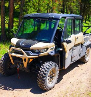 maastikusõiduk, mis on pargitud kruusateele