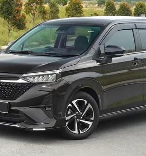 um Lexus SUV preto estacionado em uma estrada