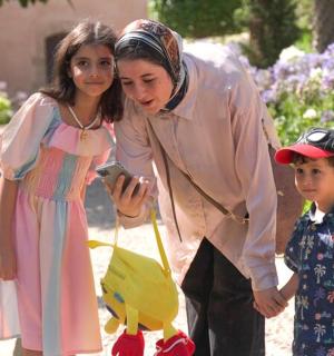 一名妇女和一名儿童正在看手机