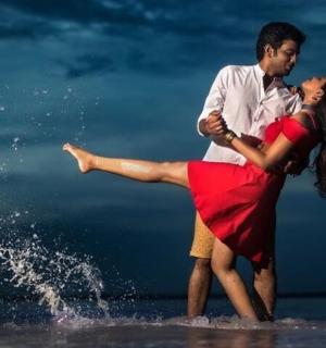 一男一女在海滩上跳舞