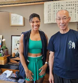 一名男子和一名女子站在商店里