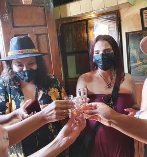 一群戴着面具、戴着水杯的妇女