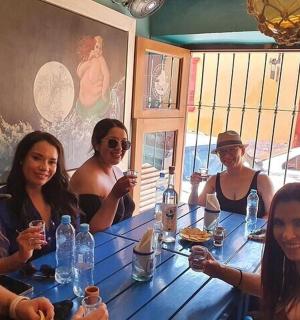 一群人坐在一张桌子旁