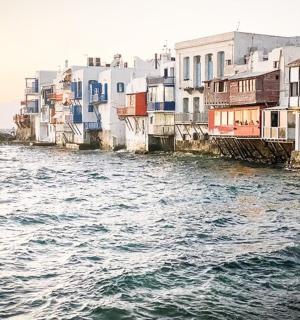 一组靠近水体的建筑