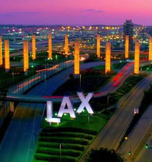 Dálnice s osvětlenou značkou lax ve městě v noci