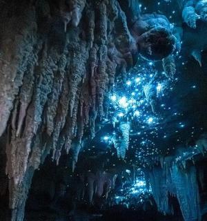 洞穴顶部有冰柱和灯光