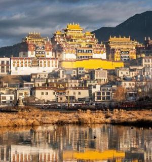 一组位于水边山上的建筑