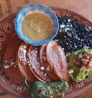 一盘豆子和一碗酱汁