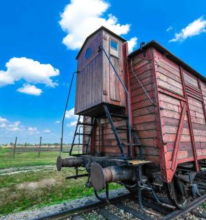 一辆停在铁轨上的旧火车车厢