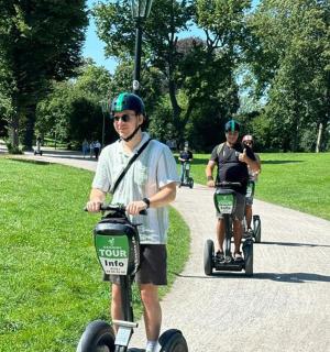 两个男孩在公园的小路上骑滑板车