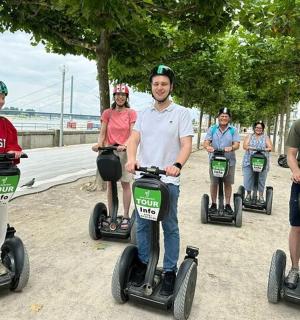 一群人骑着赛格威