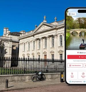 大楼前的一部手机