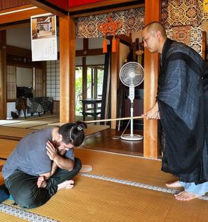 房间里,一个男人站在另一个男人旁边