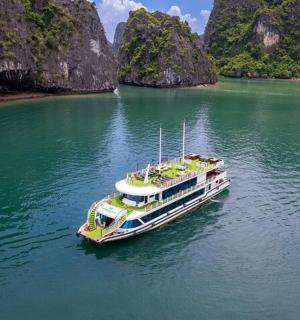 一艘在石灰岩水域的船