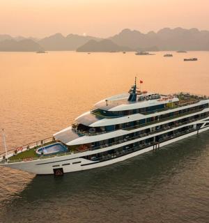 日落时分,一艘大型游轮在水中