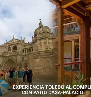 一群人站在一栋建筑物前