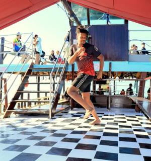 一名男子站在游轮上