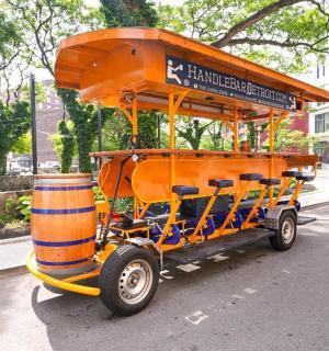 ein orangefarbener Golfwagen, der am Straßenrand geparkt ist