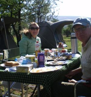 一男一女坐在桌边，吃着食物