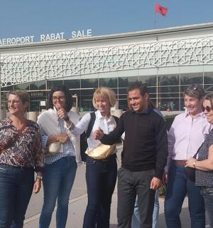 一群人站在一栋建筑物前