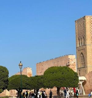 一群人在建筑物前行走