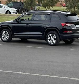 一辆黑色 SUV 停在停车场