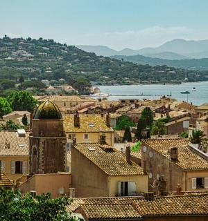 pohled na město s budovami a vodou