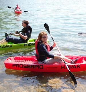 一群人划着皮划艇在水上