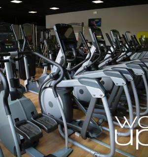 健身房里有一排有氧运动器械