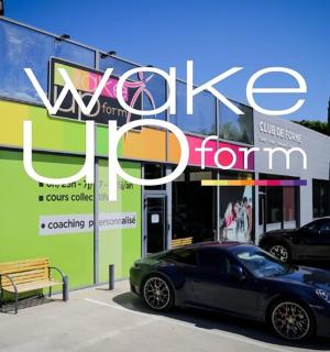 一辆停在建筑物前的汽车,上面有标志