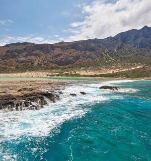 vodní plocha s horou v pozadí