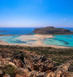 ostrov uprostřed oceánu