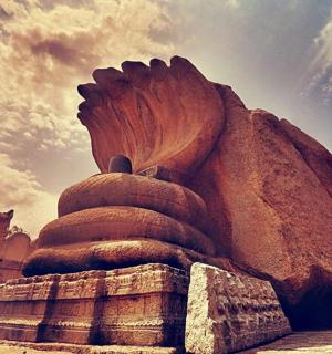 建筑物前的大型石像