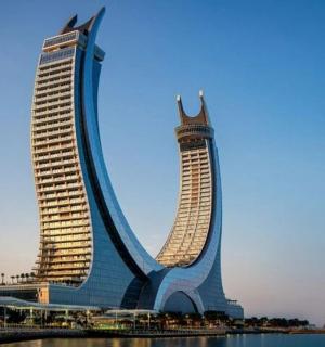 vysoká budova se rozsvícenými světly