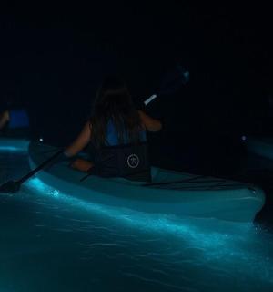 žena v kajaku ve vodě v noci