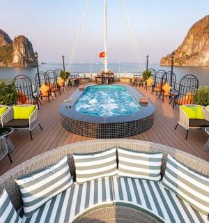 带有游泳池的游轮甲板