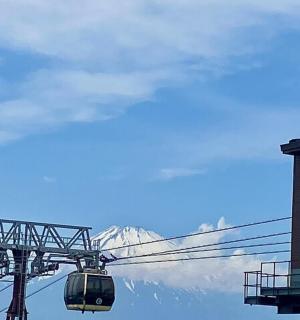 建筑物和山脉前的滑雪缆车