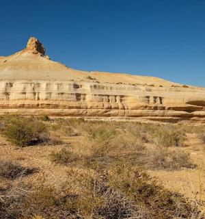 沙漠中央的一块巨大岩层