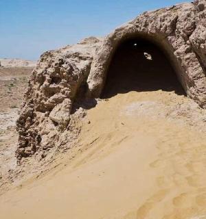 泥地中间的隧道