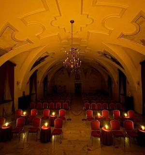 建筑物内有椅子和吊灯的房间