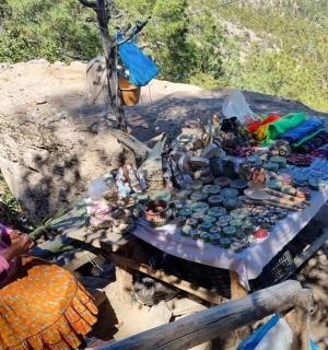 zwei Frauen stehen um einen Tisch mit Figuren darauf