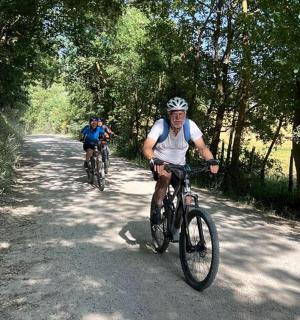 两个人骑着自行车沿着土路行驶