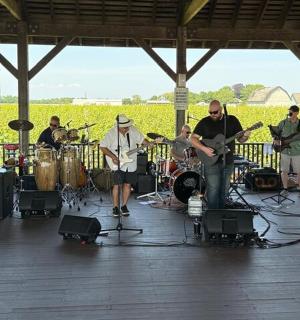 eine Gruppe von Menschen, die auf einer Bühne Musik spielen