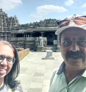 一名男子和一名女子站在一栋建筑物前