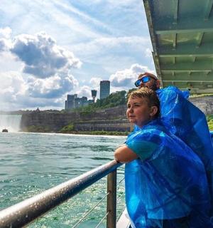 一群人在水上的船上