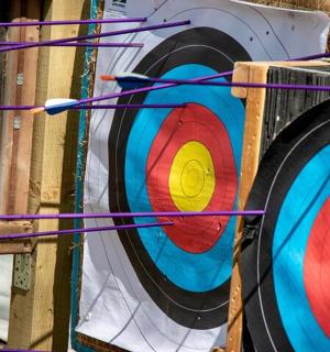 مجموعة من الأهداف تجلس بجانب الحائط