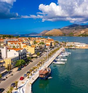 một góc nhìn của thành phố với những chiếc thuyền trên mặt nước