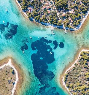 समुद्र में दो द्वीपों का हवाई दृश्य