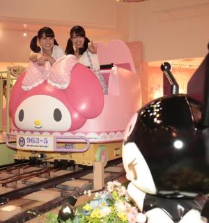 Dvě dívky jedou na vláčku v obchodním centru